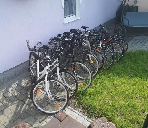 een rij fietsen geparkeerd naast een gebouw bij Levendula Apartman in Makó