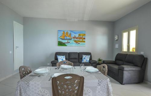 Un comedor con una mesa y un sofá. en 3 Bedroom Cozy Home In Sciacca, en Sciacca