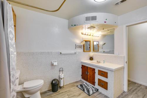 uma casa de banho com um WC e um lavatório em El Centro Retreat Near Local Parks and Golf Courses em El Centro