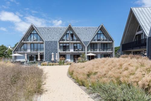 a large house on the beach with a pathway at Hotel Zeeuws Licht I Kloeg Collection in Dishoek