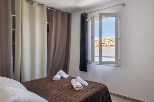 une chambre avec un lit avec des chaussures blanches dessus dans l'établissement E Case Olivia Casa 2, à Monticello