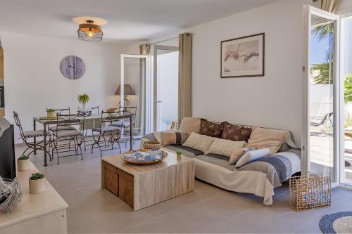 un salon avec un canapé et une table dans l'établissement E Case Olivia Casa 2, à Monticello