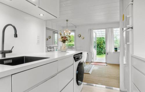 Ett kök eller pentry på Nice Home In Faxe Ladeplads With Wifi