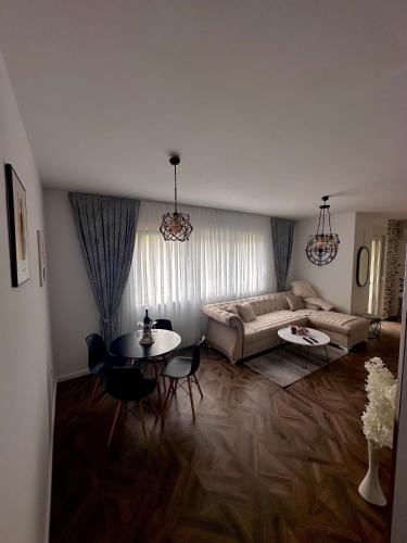 uma sala de estar com um sofá e uma mesa em APARTMAN 3 em Brčko