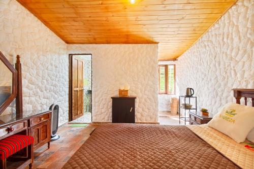 a bedroom with a large bed and a wooden ceiling at Savieza Life Experience in Nemocón