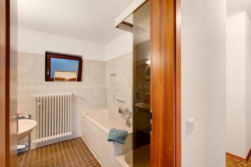 bagno con vasca e lavandino di Ferienwohnung Murgperle a Gernsbach