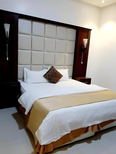 Tempat tidur dalam kamar di شقق أهلين ثلاثة للشقق المخدومة