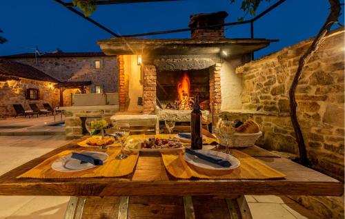 een tafel voor een stenen open haard bij Tonina in Pristeg