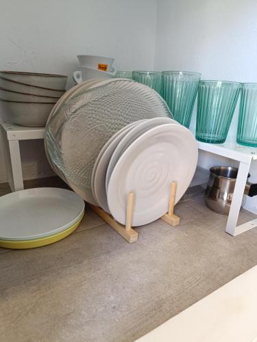 a bowl sitting on a stand next to some vases at Nesea 2 in Psérimos