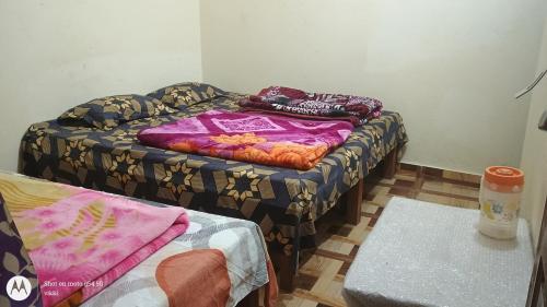 una camera con un letto con coperte sopra di Hotel vikash a Barkot