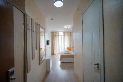 um corredor com um quarto e uma cama num quarto em Orbi Residence Apartments em Batumi