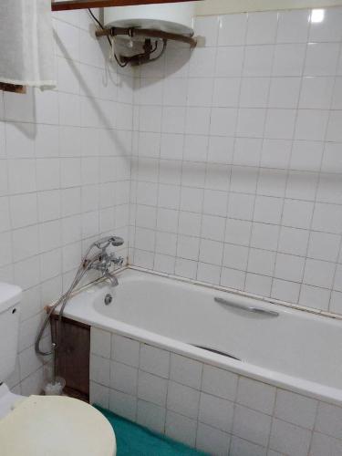 łazienka z wanną i toaletą w obiekcie Lakeview Serenity w mieście Entebbe