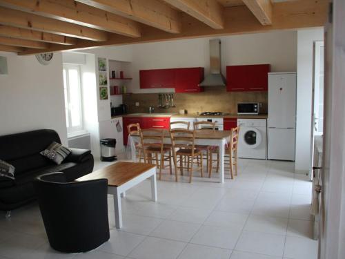 une cuisine et un salon avec une table et des chaises dans l'établissement LOCATION Les Lisettes N1, à La Cotinière