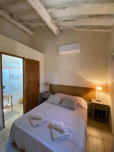 Katil atau katil-katil dalam bilik di Le petit cabanon en Provence