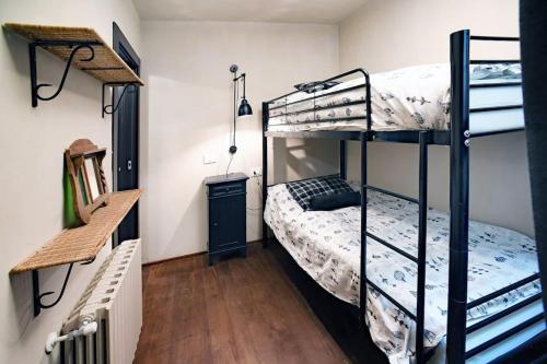 Casa Cortina في Cojana: غرفة نوم مع سريرين بطابقين ومكتب