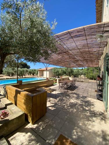 Kolam renang di atau dekat dengan Le petit cabanon en Provence
