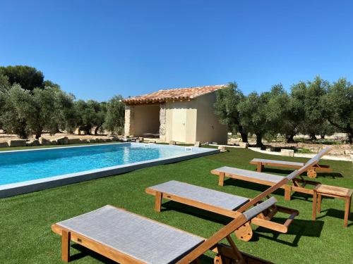 Kolam renang di atau dekat dengan Le petit cabanon en Provence