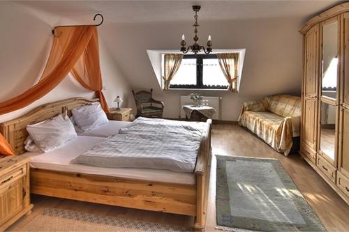 sypialnia z dużym łóżkiem i kanapą w obiekcie Hotel Am Markt w mieście Kleinblittersdorf