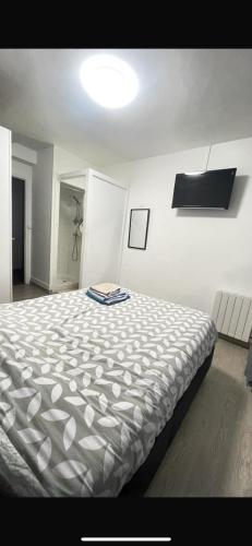 une chambre avec un grand lit dans une pièce dans l'établissement Chambre, à Beauvais