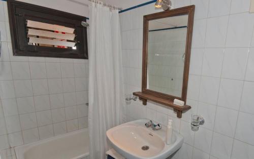 テロルにあるCuevas Morenasの白いバスルーム(シンク、鏡付)