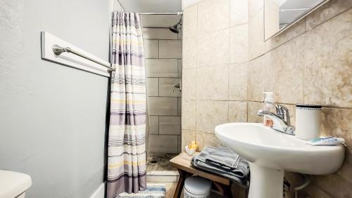 Koupelna v ubytování Cozy Apartment Minutes From Downtown