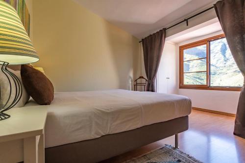 um quarto com uma cama e uma janela em Las Mimosas em Agaete