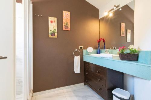 een badkamer met een wastafel en een spiegel bij Las Mimosas in Agaete