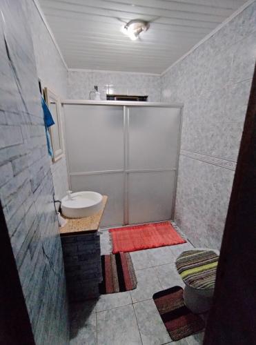 ein kleines Bad mit WC und Waschbecken in der Unterkunft Hostel Cápsula Pousada Avenida G20 in Canoinhas