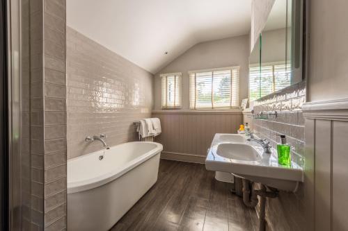 La salle de bains est pourvue d'une baignoire et d'un lavabo. dans l'établissement The Royal Wells Hotel, à Royal Tunbridge Wells