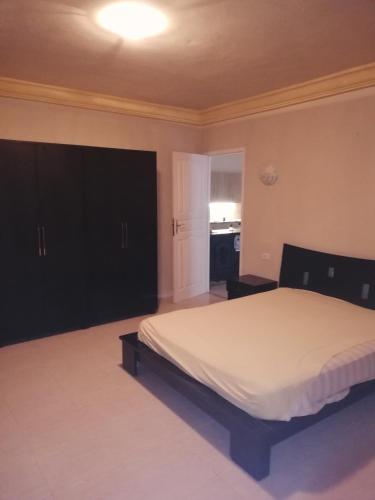 Il comprend une chambre avec un grand lit et une cuisine. dans l'établissement Darna, à El Haouaria