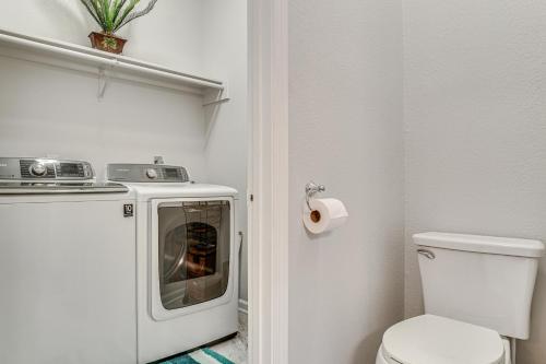 Kuchyň nebo kuchyňský kout v ubytování Pet-Friendly Georgia Home with Pool Access!