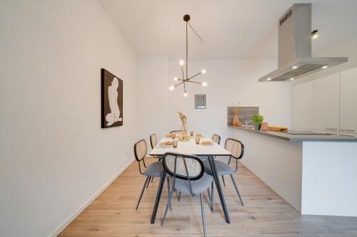 a kitchen and dining room with a table and chairs at NEU-Luxus Apartment-Zentral 350m Altstadt-2Zi-65qm in Augsburg