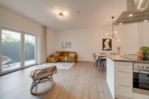 una cucina e un soggiorno con tavolo e sedie di NEU-Luxus Apartment-Zentral 350m Altstadt-2Zi-65qm a Augusta (Augsburg)