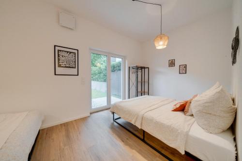 Habitación blanca con cama y ventana en NEU-Luxus Apartment-Zentral 350m Altstadt-2Zi-65qm, en Augsburg