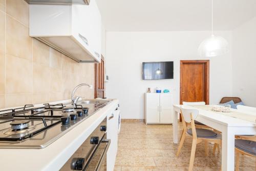 Una cocina o cocineta en Villette Primelia Fronte Spiaggia by HDSalento