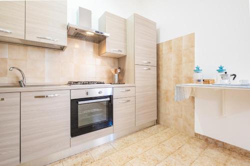Una cocina o cocineta en Villette Primelia Fronte Spiaggia by HDSalento