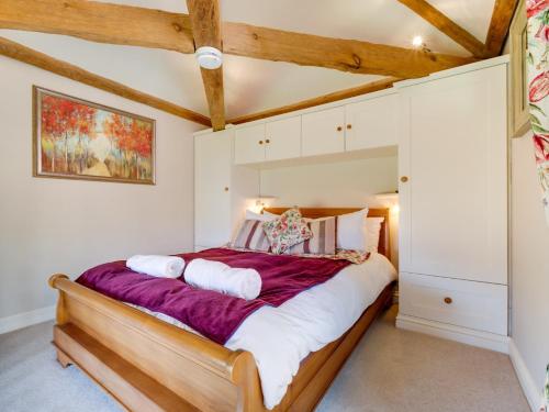 ein Schlafzimmer mit einem großen Bett in einem Zimmer in der Unterkunft 1 bed property in Bedale G0053 in Hornby