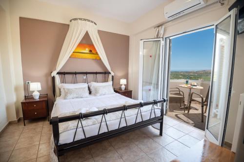 1 dormitorio con 1 cama y balcón en Villa Elisabeth, en Perama