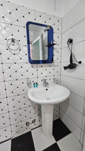 Vila Finnley في كساميل: حمام أبيض مع حوض ومرآة