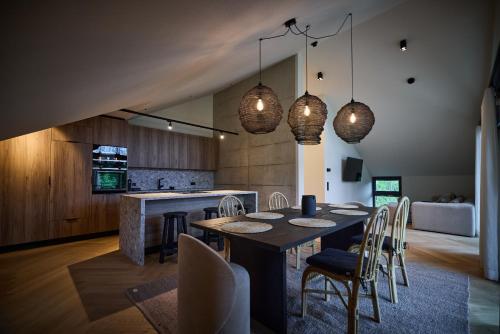 een keuken en eetkamer met een tafel en stoelen bij Gerl Homes - adults only apartments in Wals