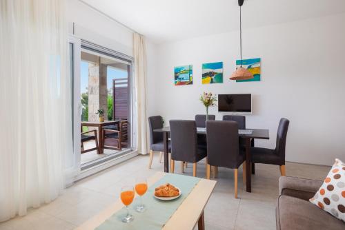 Posezení v ubytování Villa Jolara With Heated Pool - Deluxe Suite 3