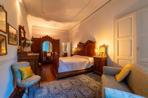Villa Lucia a Laglio by Wonderful Italy في لاليو: غرفة نوم بسرير واريكة