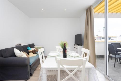 Home2Book Lovely & Bright Apt, Pool & Terrace