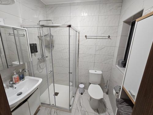 Un baño con ducha, inodoro y lavabo. en Family holidays, en St Paul's Bay