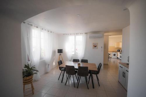 une cuisine et une salle à manger avec une table et des chaises dans l'établissement Haut de villa, à La Ciotat