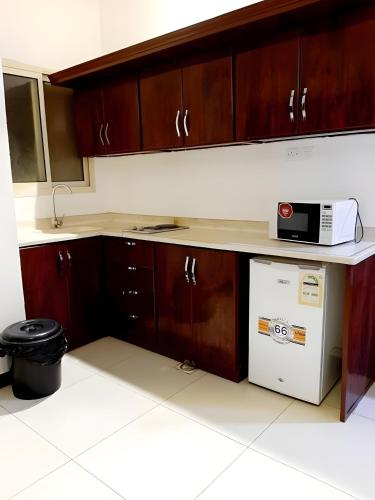 Una cocina o kitchenette en شقق أهلين ثلاثة للشقق المخدومة