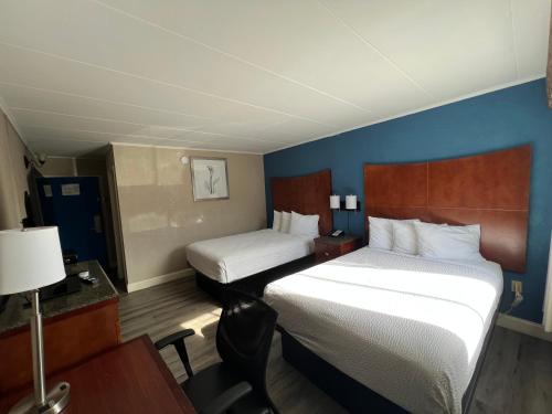a room with two beds in a hotel room at Travelodge by Wyndham Aberdeen in Aberdeen