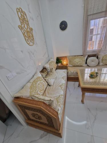 a room with a bed and two tables in it at Casa estilo Riad Fez en Lo Pagan in San Pedro del Pinatar