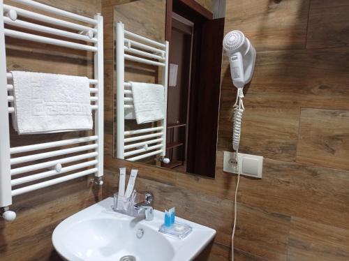uma casa de banho com um lavatório e um secador de cabelo em Kazbegi 4U em Kazbegi