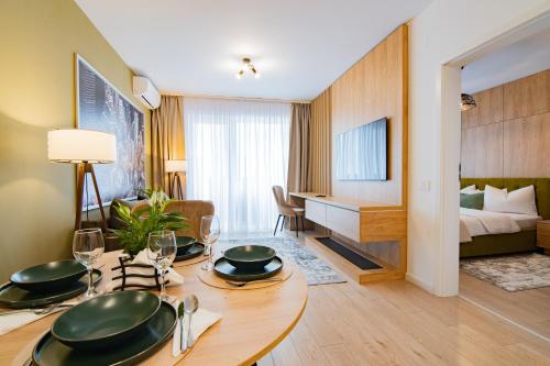 Postel nebo postele na pokoji v ubytování Denis Premium Suite - Private Parking - EV Station - Netflix - Self Check-in